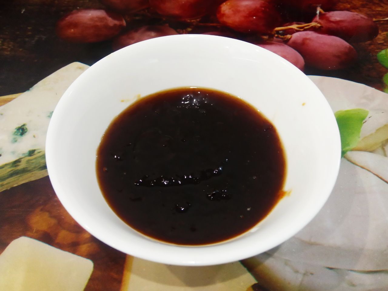 Простой рецепт коврижки с вареньем, просто и вкусно: Вливаем растительное масло, молоко и варенье, размешиваем.