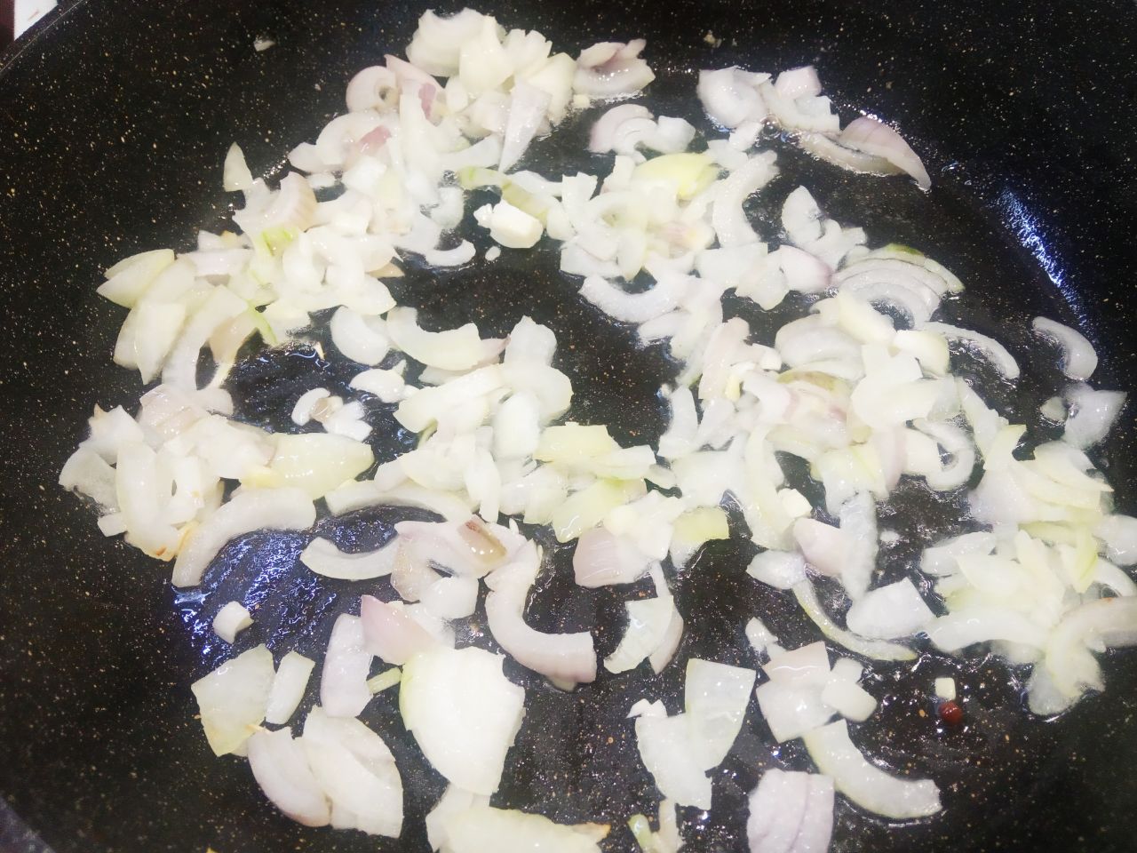 Мясо тушеное с луком и специями: Разогреваем сковороду с растительным или сливочным маслом, кладем измельченный лук и обжариваем.