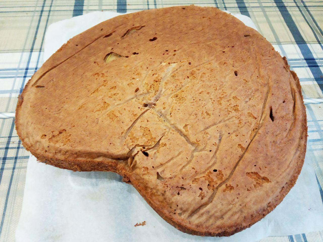 Простой рецепт шоколадного пирога с яблоками и заварным кремом: Разогреваем духовку до 180 С, ставим пирог для выпекания. Выпекаем сначала при 180 С около 20 минут, затем