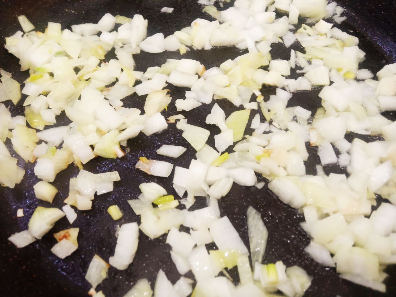 Бутерброды с паштетом из куриной печени и зеленью: Разогреваем сковороду с растительным маслом и обжариваем лук до золотистого цвета.