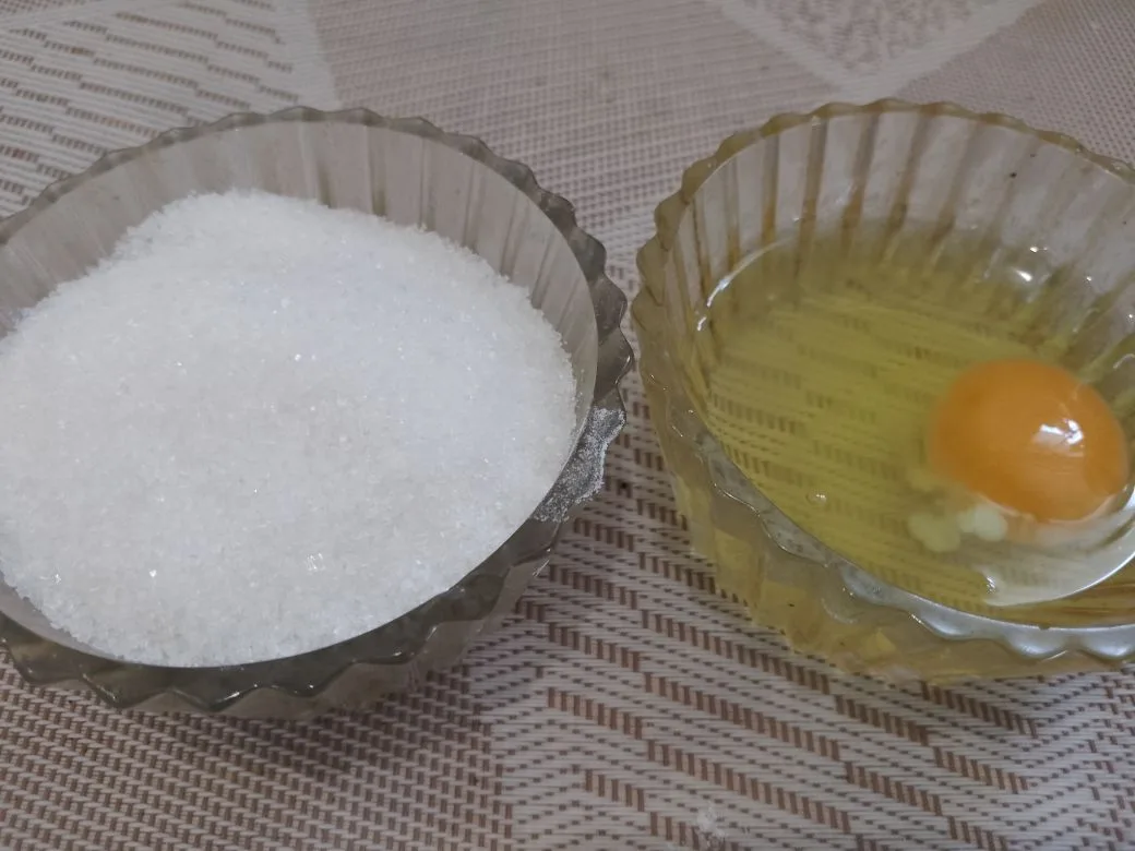 Шоколадное песочное печенье с кунжутом и кокосовой стружкой: Яйца разбиваем в чашу, добавляем сахар и взбиваем венчиком.