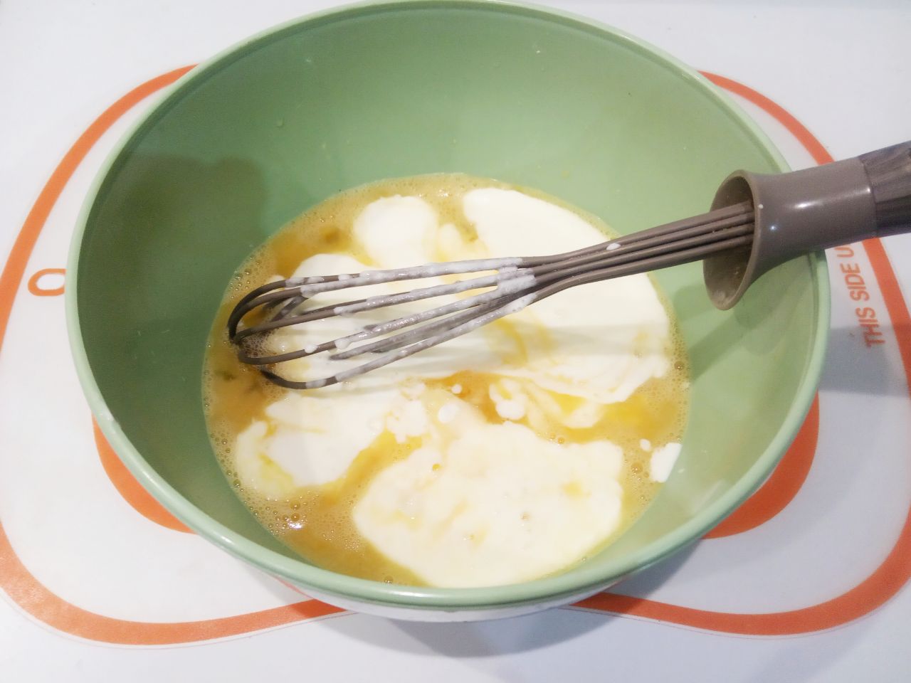 Заливной пирог с фаршем и луком на сковороде, просто и вкусно: Добавляем в яичную смесь кефир и соду, хорошо размешиваем. Вместо соды можно добавить разрыхлитель для теста,