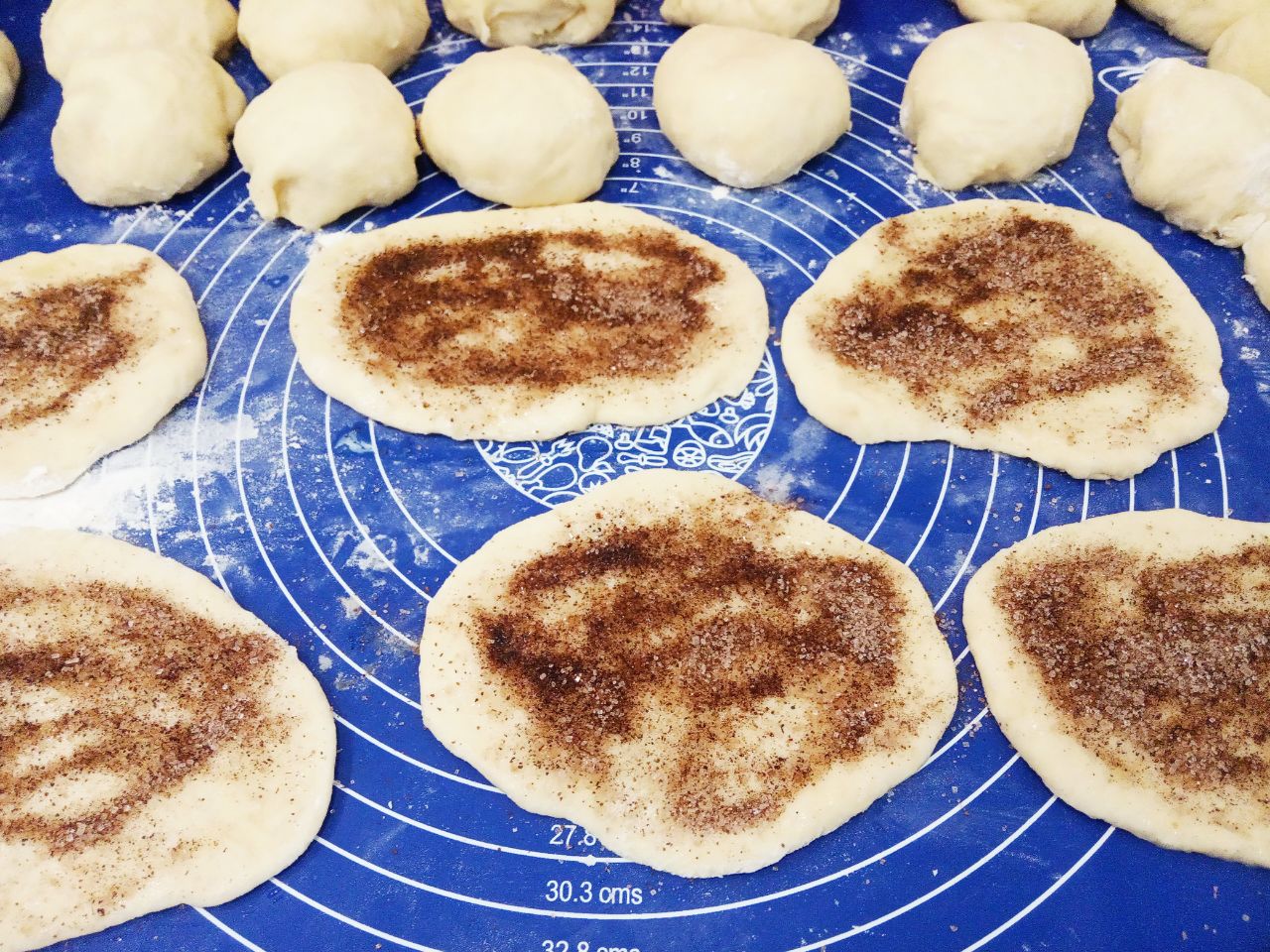 Воздушные и мягкие булочки, на сметане, с изюмом и корицей: Посыпаем корицей с сахаром.