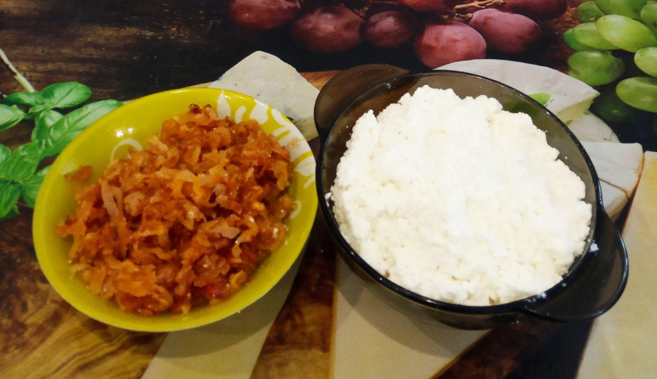 Вкусные пирожки с начинкой из тушеных яблок: Формой нарезаем кружки. На каждый кружок кладем начинку и формуем пирожки желаемой формы.