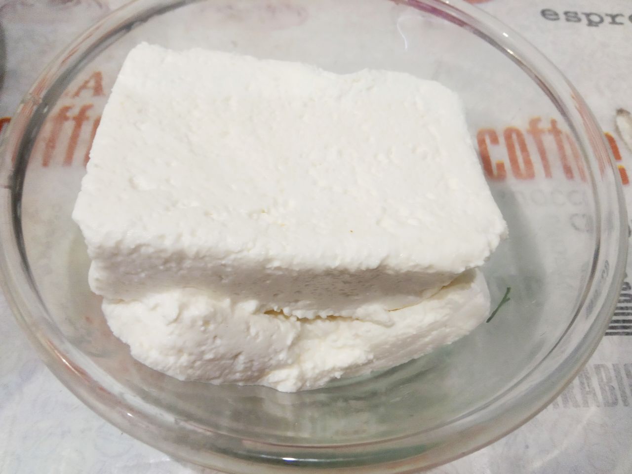 Запеканка из макарон с творогом, изюмом и вишней, просто и вкусно: Творог тщательно растираем.