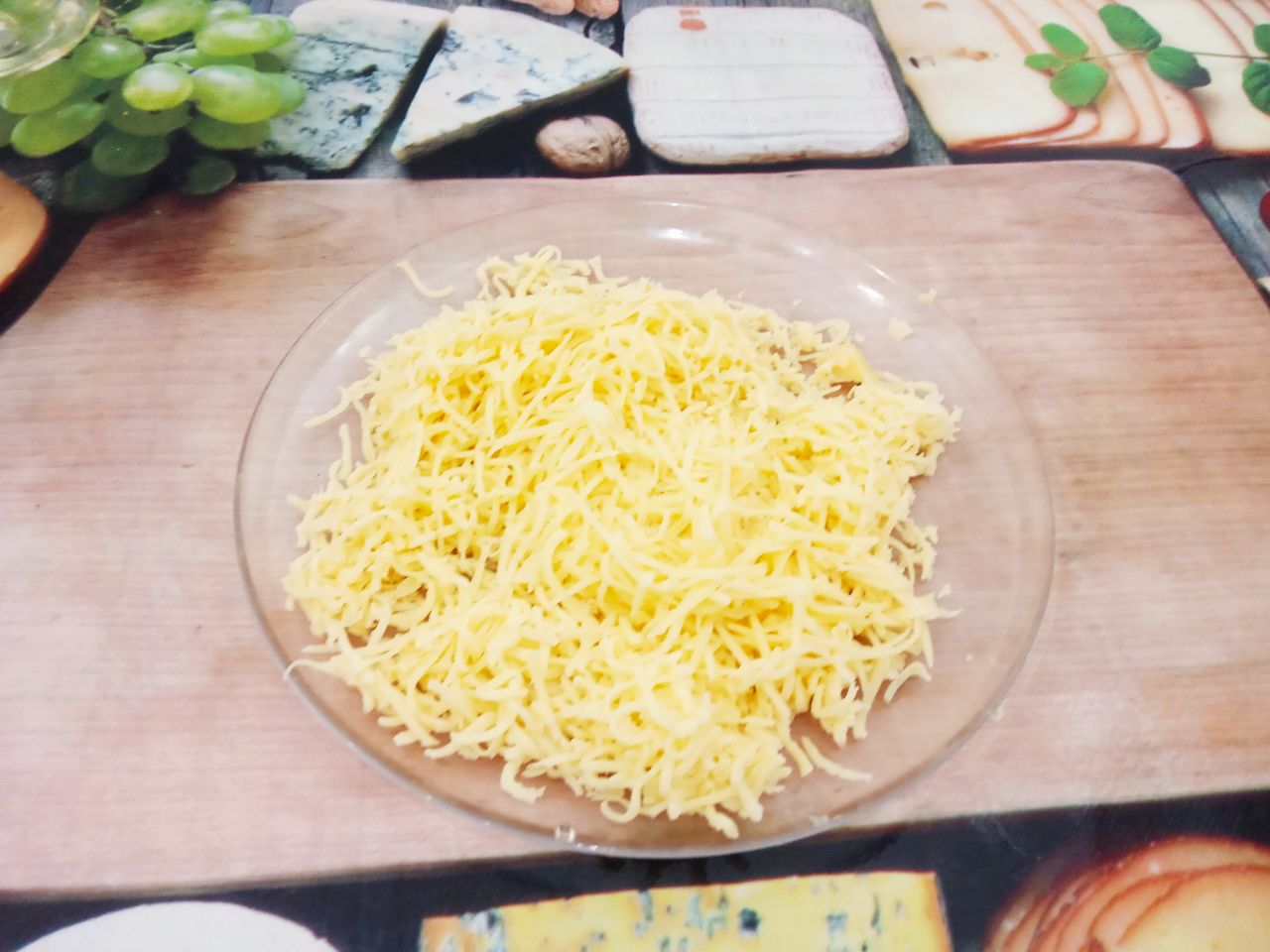Картофельный рулет с мясной начинкой, запеченный в духовке: Твердый сыр натираем на терке.