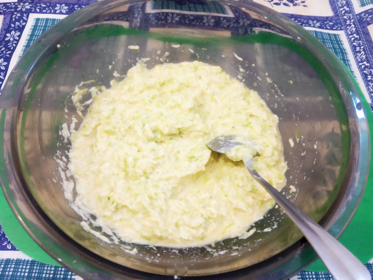 Кабачковые лепешки с сыром и манной крупой запеченные в духовке: Соединяем яйца, манную крупу, тертый сыр, чеснок, перец и соду, хорошо размешиваем. Массу оставляем на