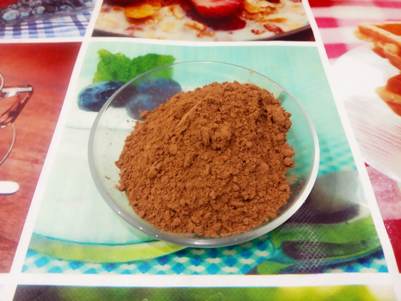 Шоколадные пирожные с кремом из манной крупы и сливочного масла: Смешиваем муку, какао, разрыхлитель для теста и крахмал, просеиваем через мелкое сито.