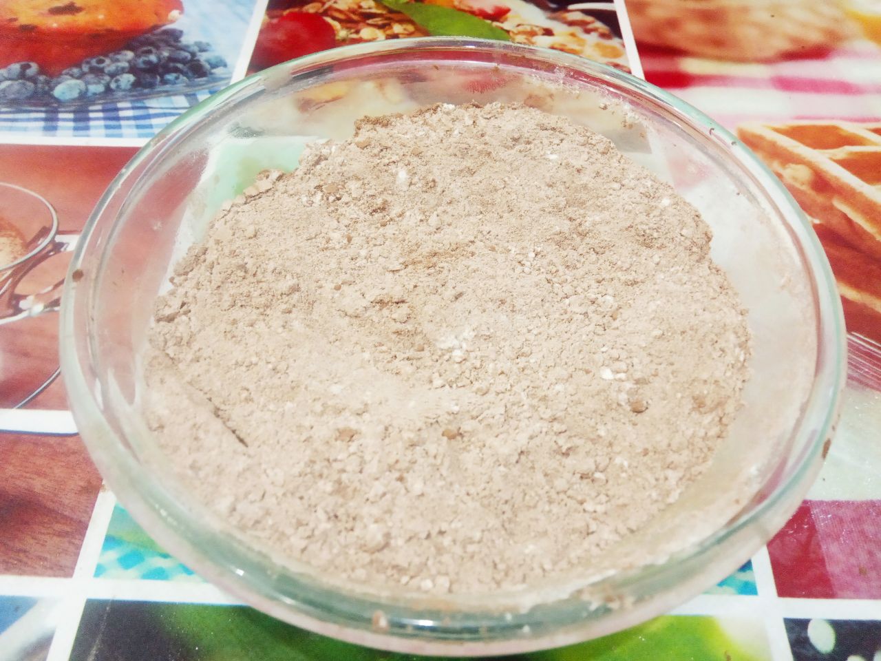 Шоколадные пирожные с кремом из манной крупы и сливочного масла: Смешиваем муку, какао, разрыхлитель для теста и крахмал, просеиваем через мелкое сито.