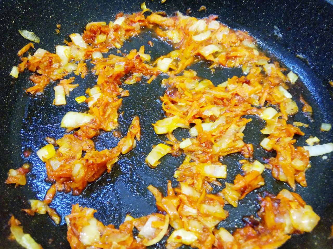 Картофель тушеный и фаршированный мясным фаршем: Добавляем томат разведенный горячей водой, тушим несколько минут.
