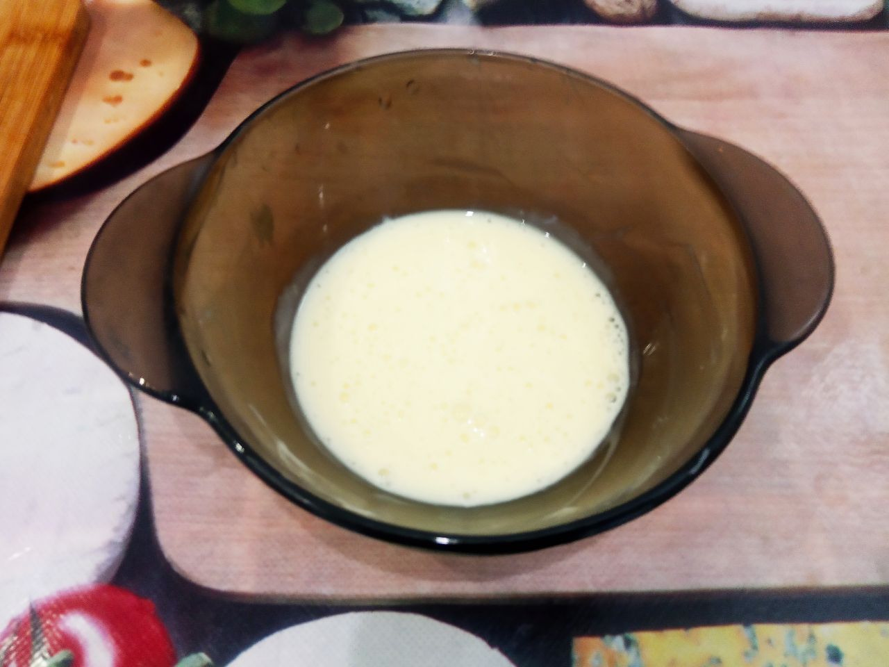 Закуска из яичных блинов с начинкой, просто и вкусно: Для приготовления яичных блинов нам потребуется 4 яйца и 4 столовые ложки майонеза, выход 4 блина. Можно