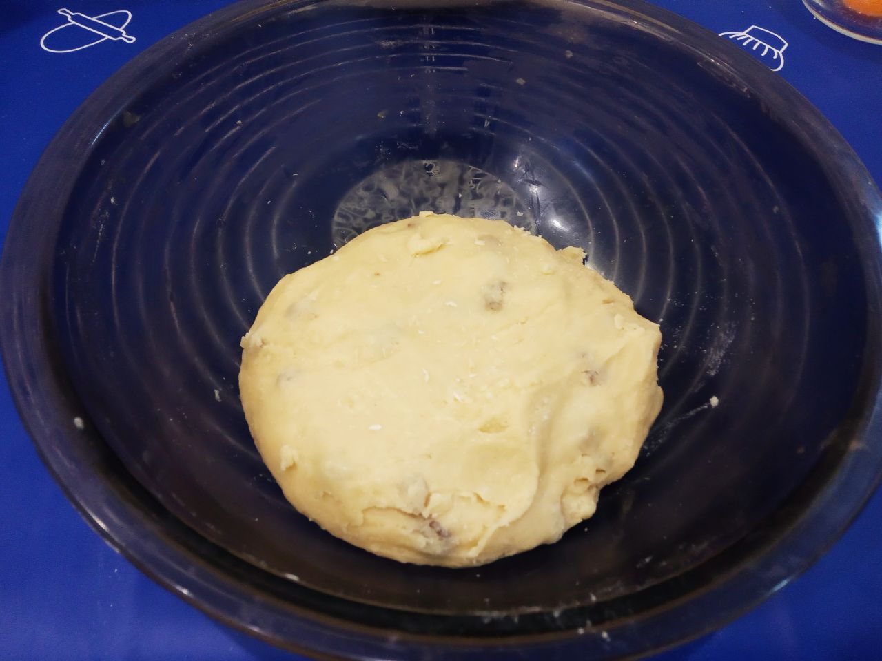 Домашнее печенье на растительном масле с изюмом, песочное и рассыпчатое: Замешиваем мягкое и нежное тесто.