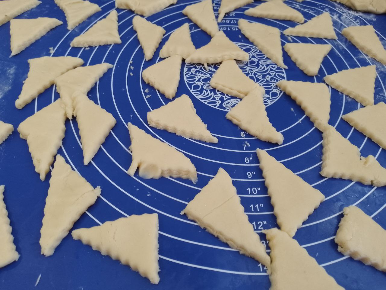 Печенье из рисовой муки и крахмала, песочное и рассыпчатое: Полоски теста разрезаем на треугольники.