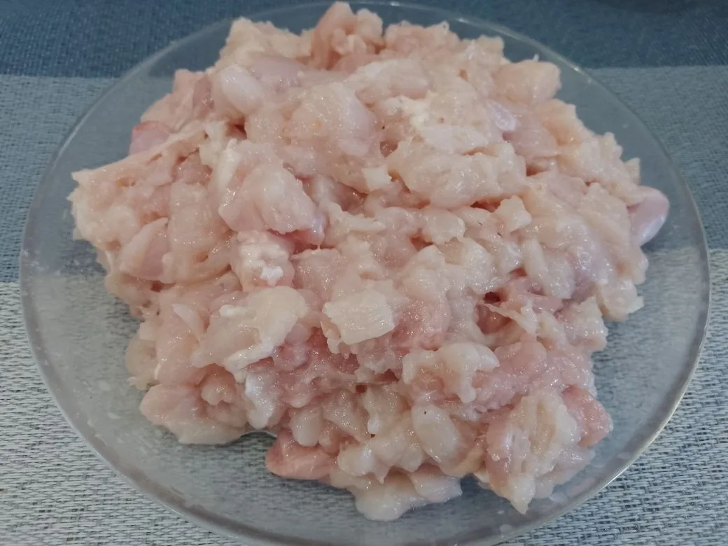 Котлеты куриные из рубленого филе и сыра: Куриное филе тщательно промываем и просушиваем. Разрезаем на мелкие кусочки, которые отбиваем ещё ножом.