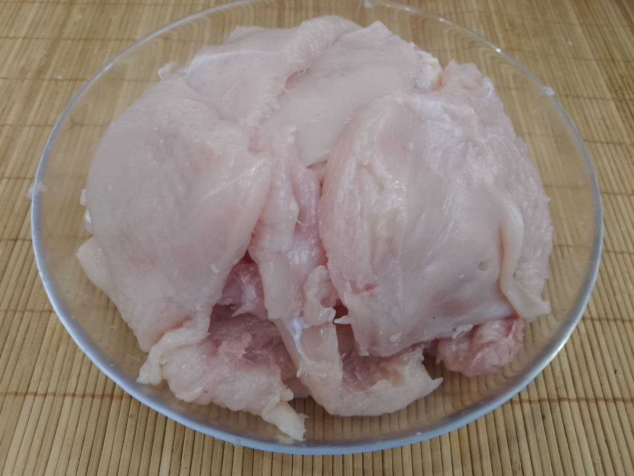 Отбивные в кляре из куриного мяса, на сковороде: Кусочки осторожно отбиваем, чтобы не было разрывов.