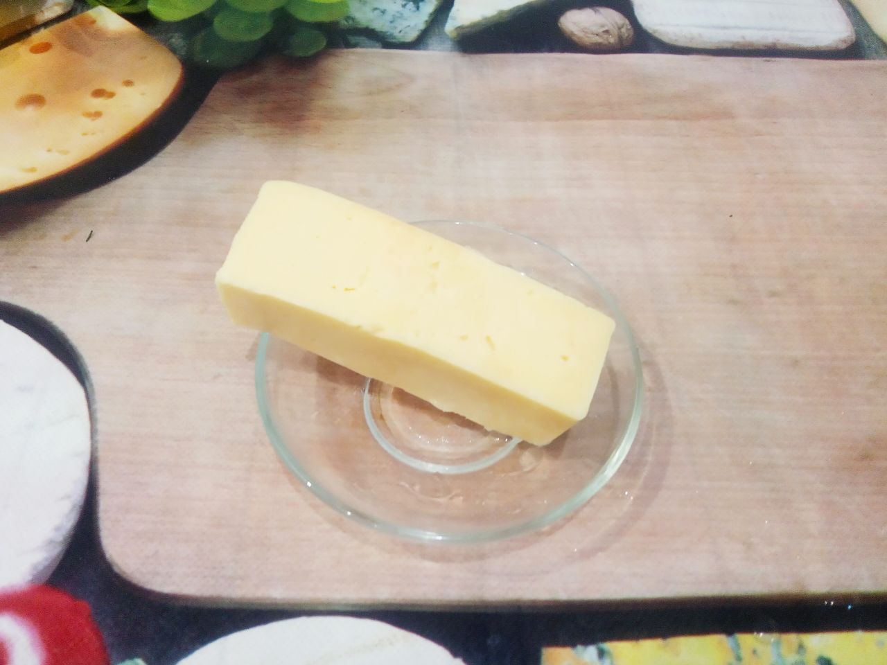 Запеченные баклажаны с фаршем, помидорами и сыром, в духовке: Твердый сыр натираем на терке.