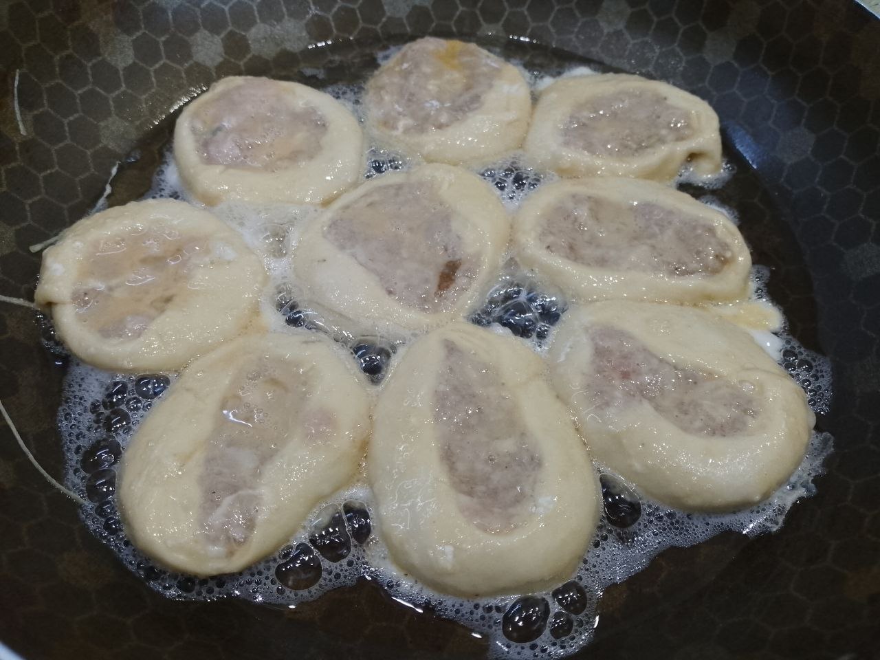 Вкусная мясная закуска в тесте и кляре, на сковороде: Сковородку разогреваем с растительным маслом и укладываем полоски.