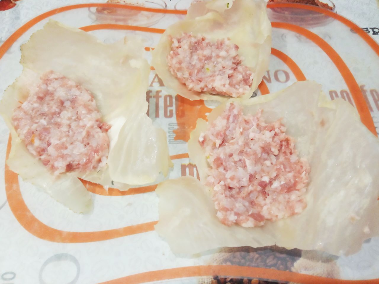 Голубцы из капусты и фарша, в кляре, жареные на сковороде, сытно и вкусно: На половину капустного листа кладем начинку, разравниваем.