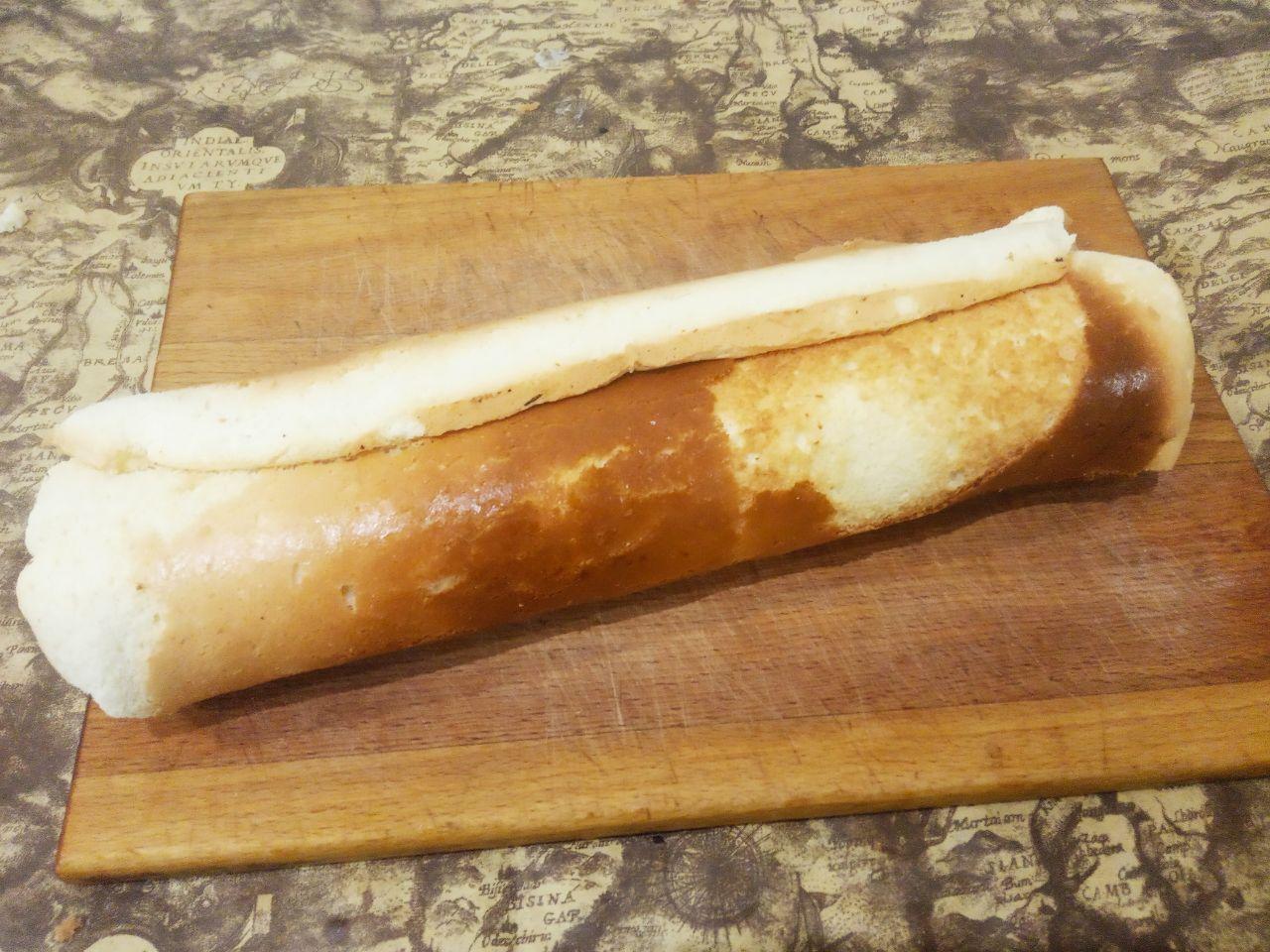 Рулет с яблочным джемом в шоколадной глазури, просто и вкусно: Достаем рулет с духовки и сразу сворачиваем.