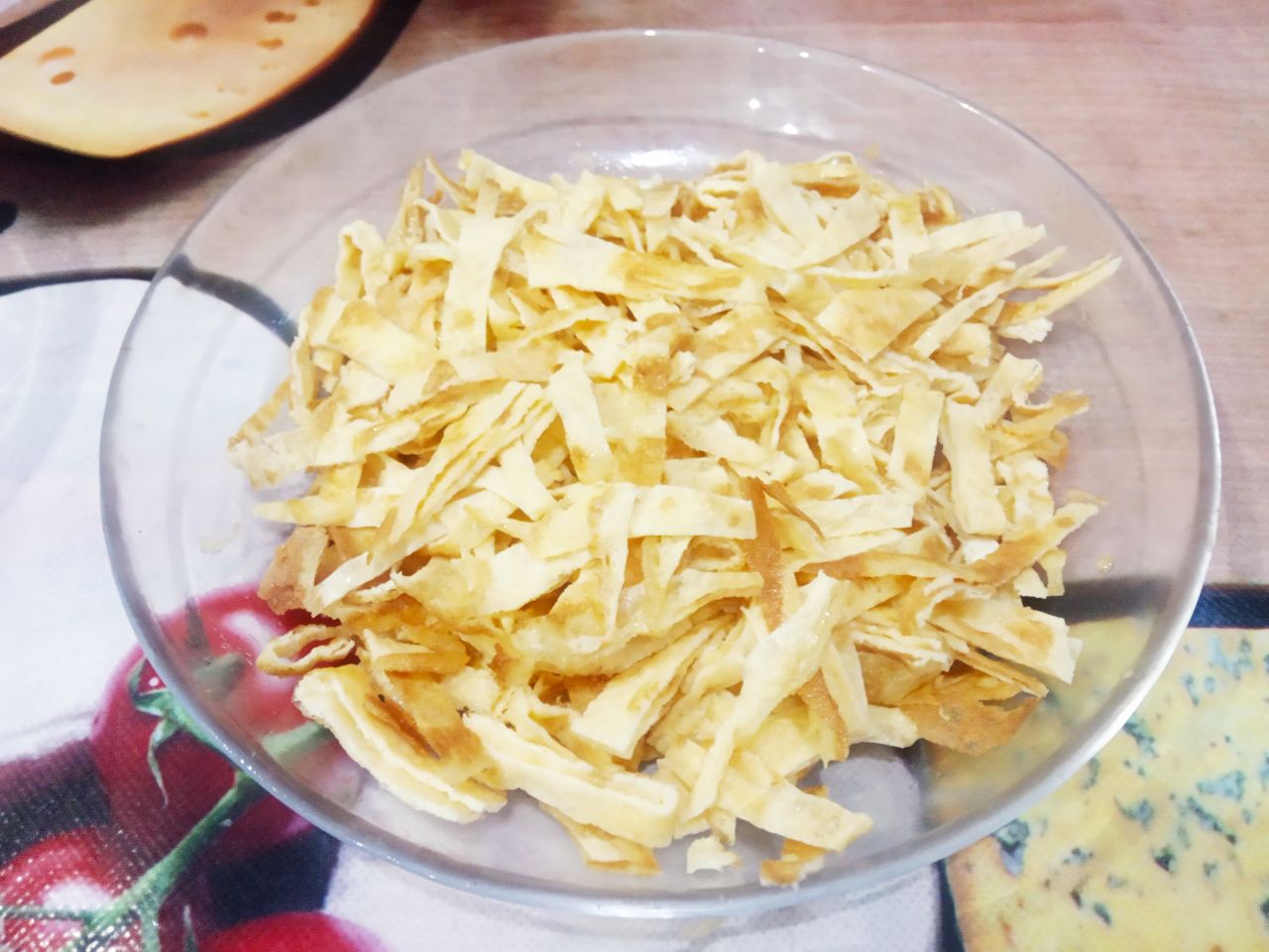 Салат из фасоли с мясом, овощами и яйцами: Яйца разбиваем в миску, солим и перчим по вкусу. Яйца взбиваем и жарим из яиц тоненькие яичные блинчики.