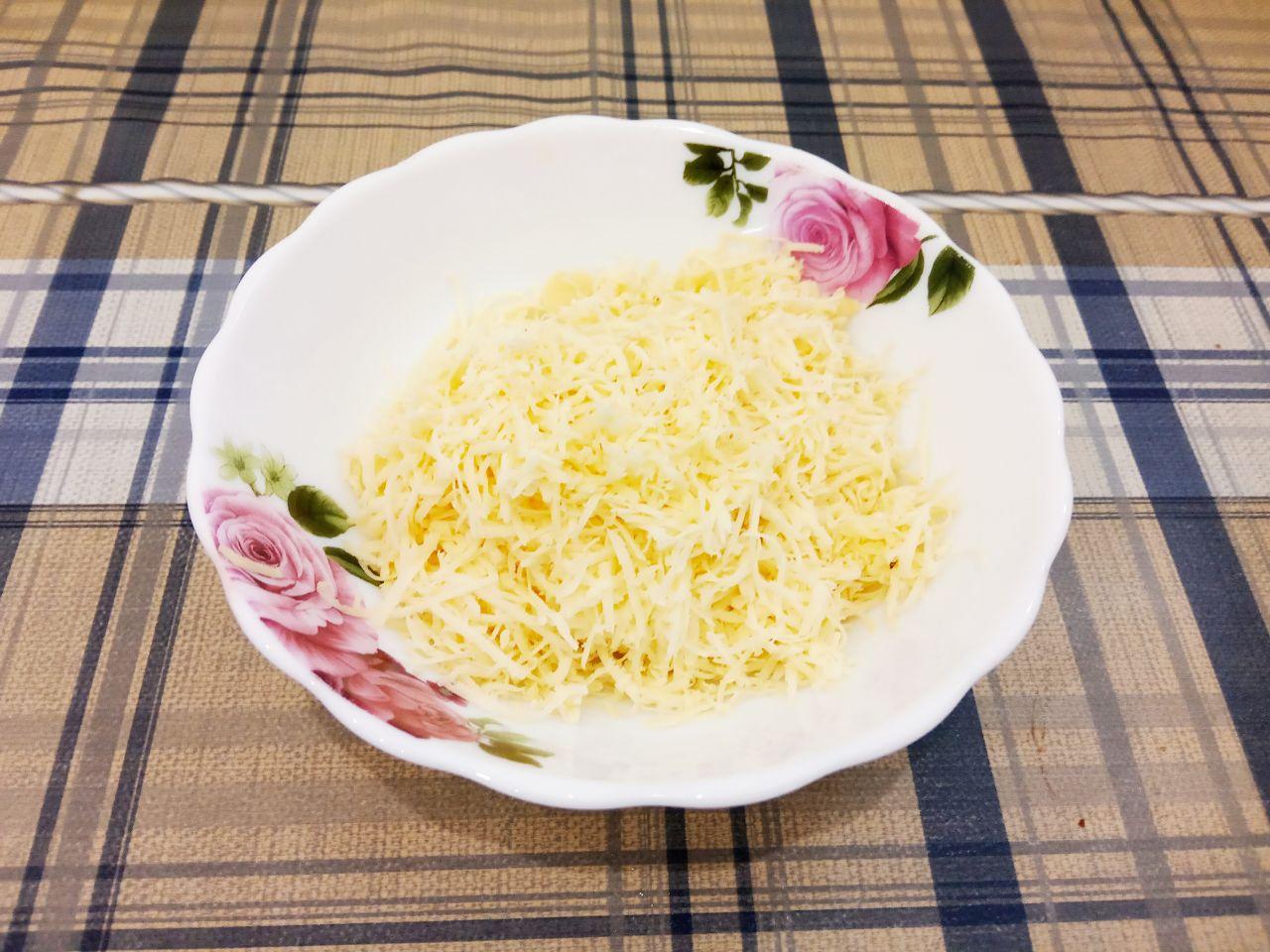 Куриные голени в кляре и сухарях в духовке: Твердый сыр натираем на мелкой терке.