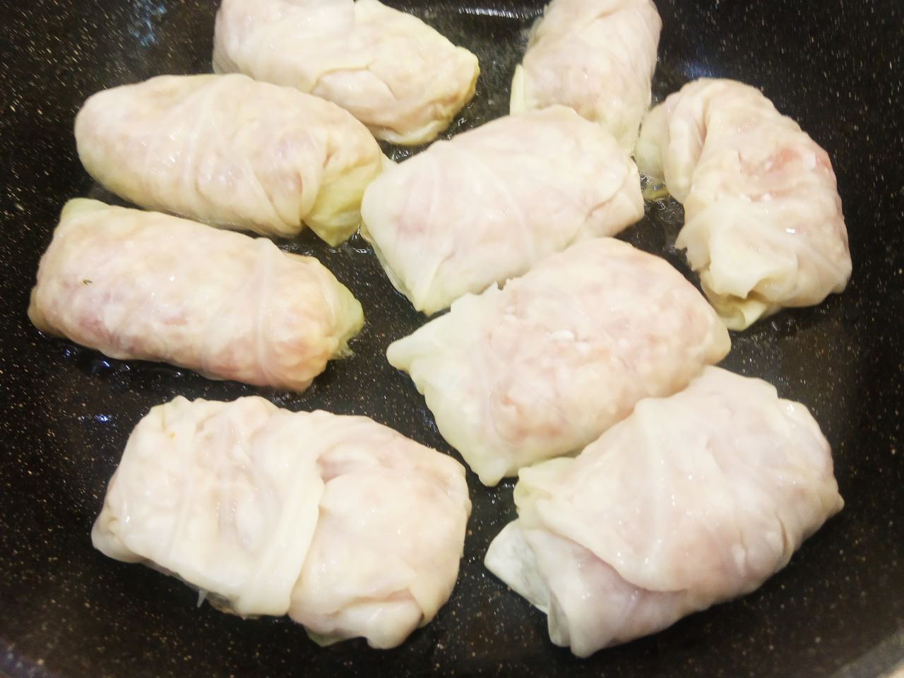 Домашние обжаренные голубцы с сырым рисом, вкусно и сытно: Разогреваем сковороду с растительным маслом и обжариваем голубцы с двух сторон.