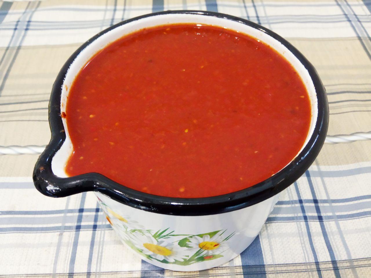 Салат из красной свёклы: Помидоры промываем и пропускаем через мясорубку, складываем в кастрюлю.