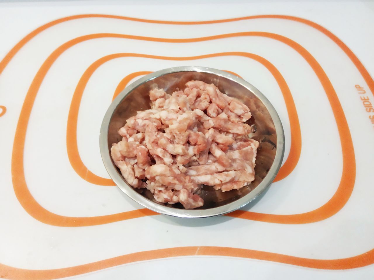 Котлеты из тертого картофеля, фарша и зеленого лука, вкусно и сытно: Фарш для приготовления котлет используем любой, желательно качественный. Но лучше всего фарш приготовить из