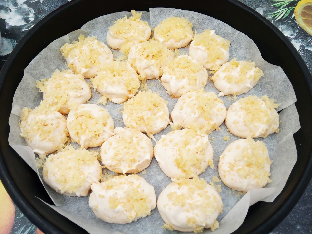Печенье из белков, кокосовой стружки и кукурузных палочек: Духовку разогреваем до 100 С и выпекаем печенье около полутора часа. Печенье подсушиваем до тех пор, пока оно