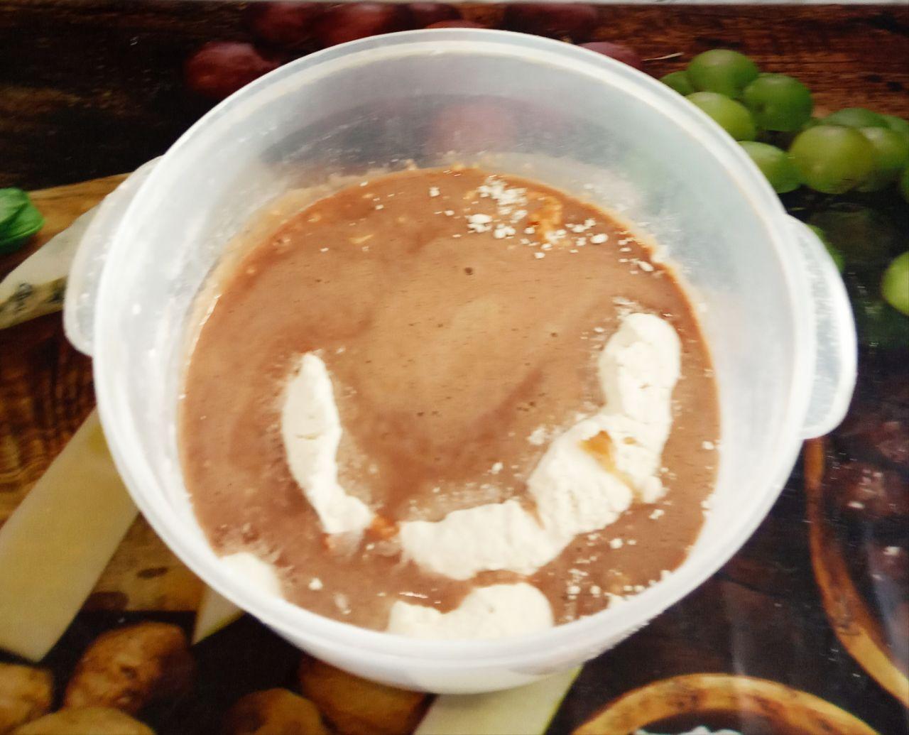 Пряники в молочной глазури, вкусно и аппетитно: Муку просеиваем через мелкое сито и добавляем частями в тесто.