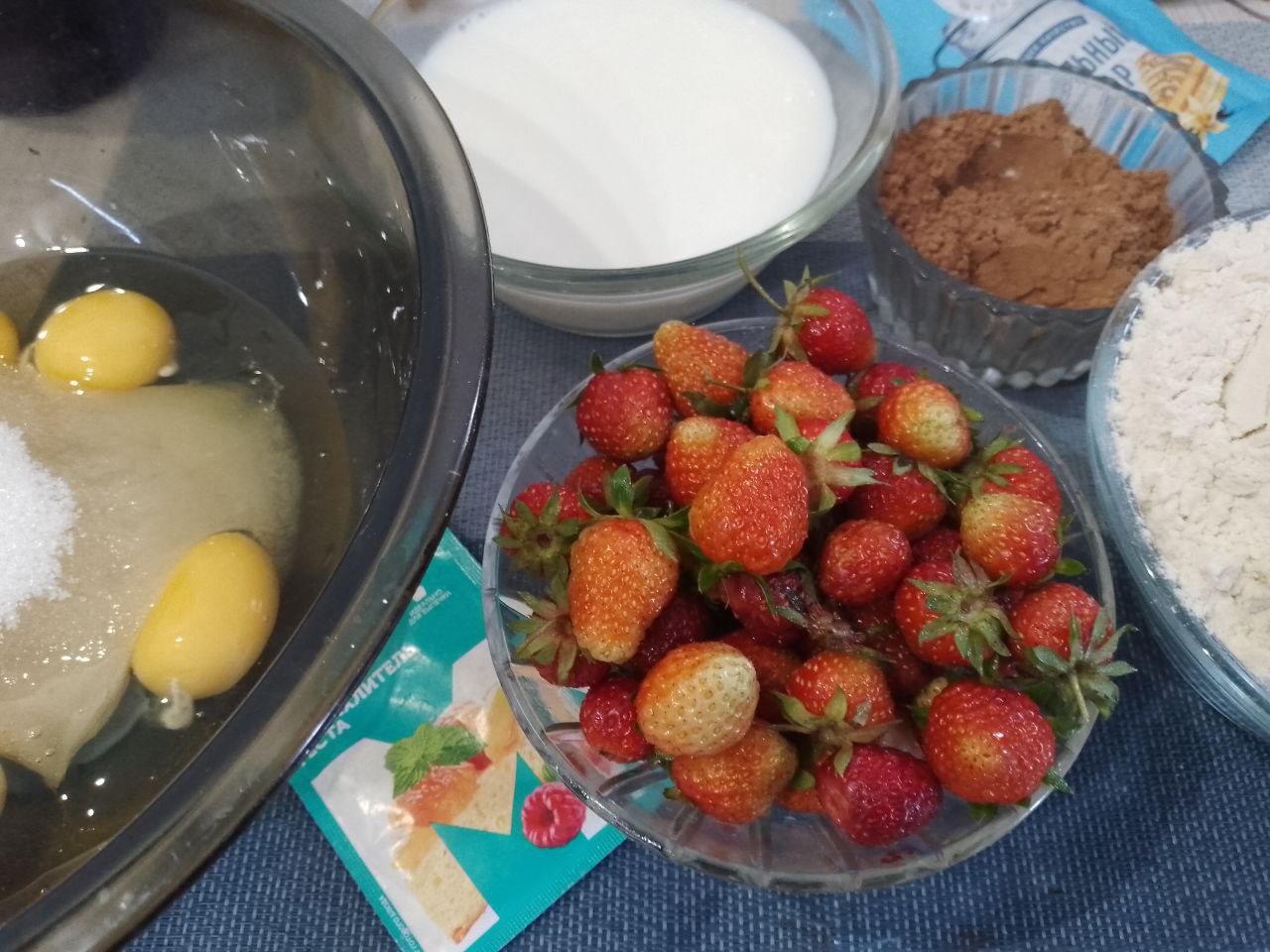 Шоколадный пирог на молоке с клубникой, покрытый шоколадной глазурью