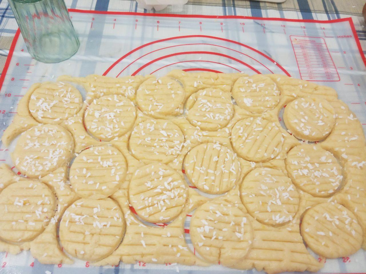 Домашнее печенье с кокосовой стружкой, рассыпчатое и песочное: Вырезаем печенье, я стопкой вырезала и печенье у меня круглой формы.