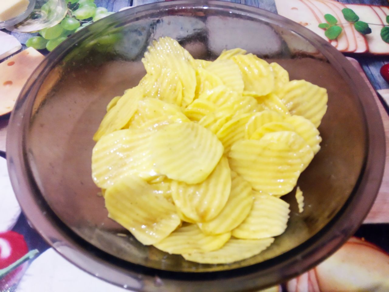 Картофель запеченный с фаршем, перцем и сыром, в духовке: Кружочки складываем в чашу, добавляем соевый соус, растительное масло, соль и перец по вкусу,
