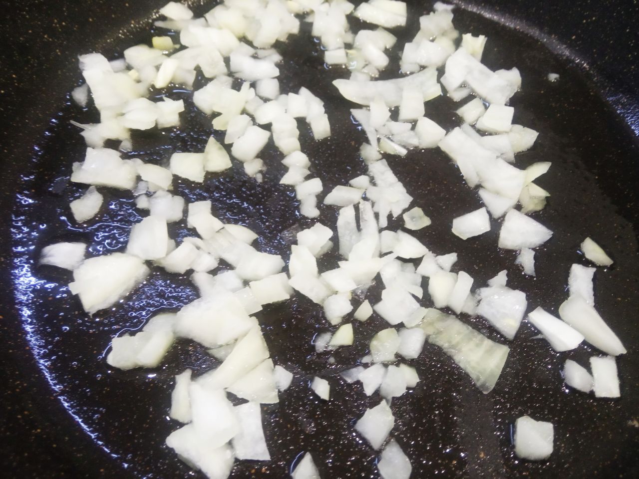 Картофель тушеный со свининой и овощами, сытный и аппетитный: Разогреваем сковороду с растительным или сливочным маслом, кладем лук и обжариваем до светло желтого цвета.