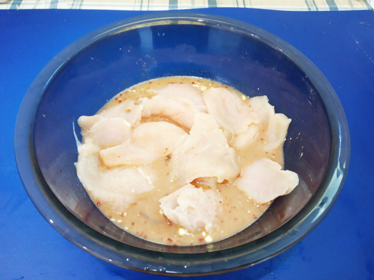 Куриное филе в кляре и специях, на сковороде: Кусочки филе кладем в смесь, перемешиваем и ставим в холодильник на несколько часов.