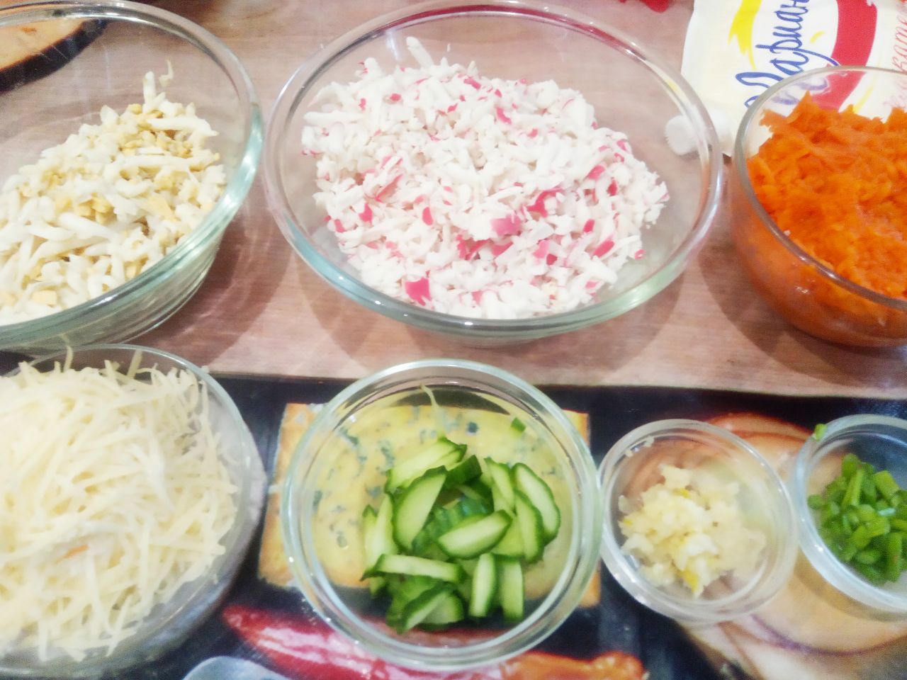 Салат из яиц, крабовых палочек и сыра