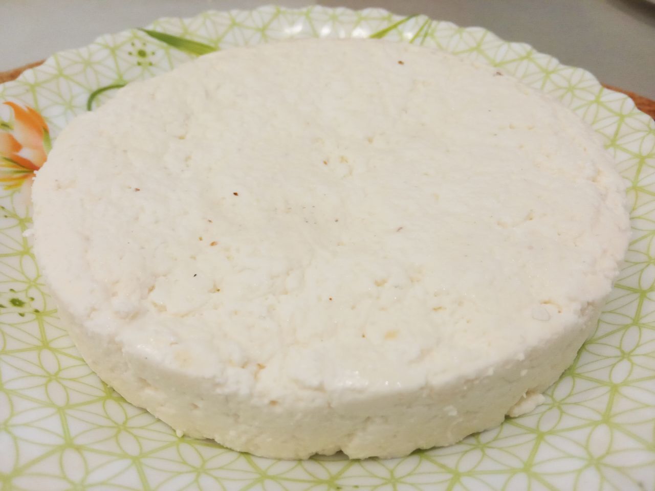 Адыгейский домашний сыр на сыворотке, просто и вкусно: Затем достаем сыр натираем солью со всех сторон.
