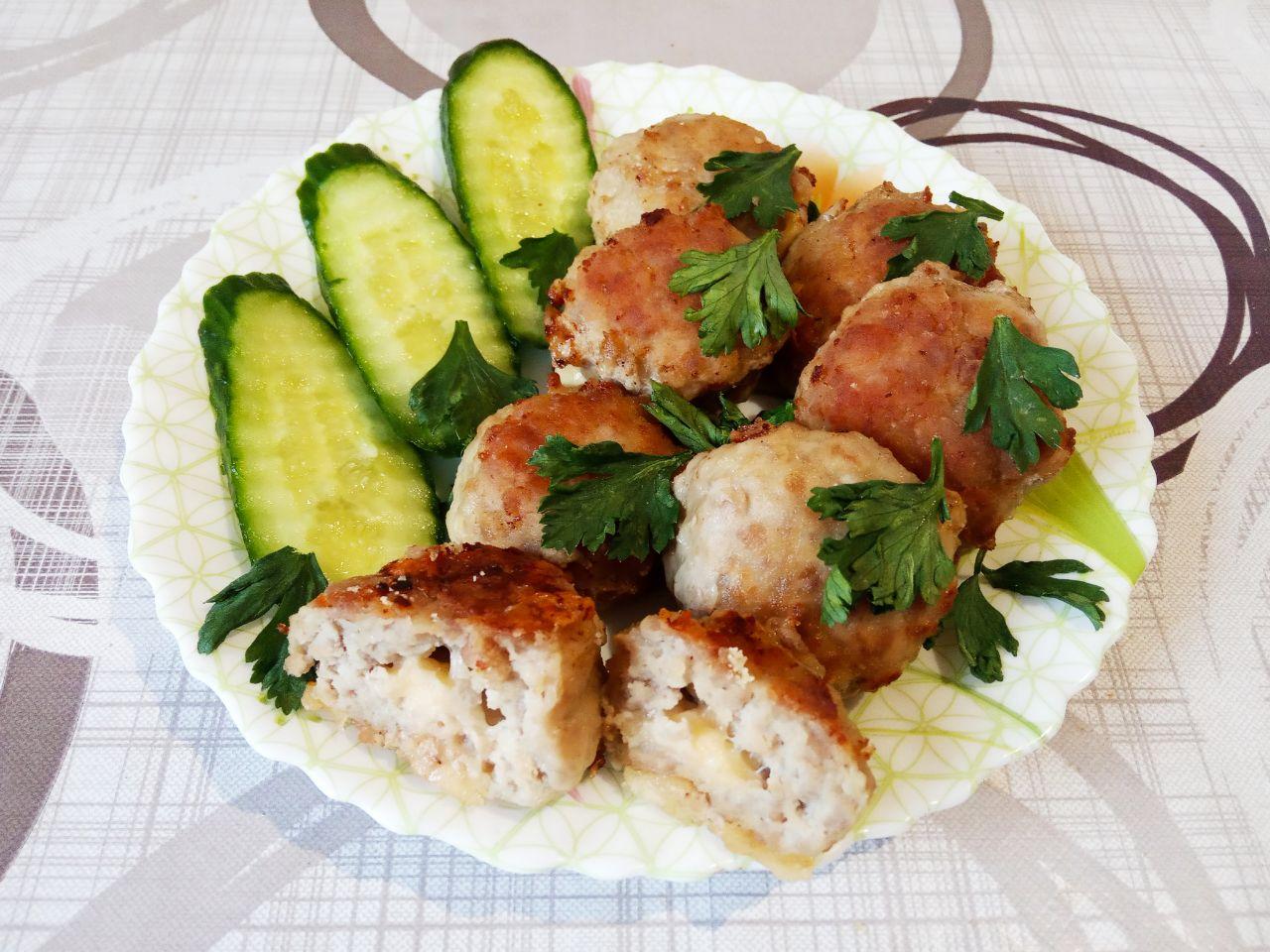 Сочные свиные шарики с сыром