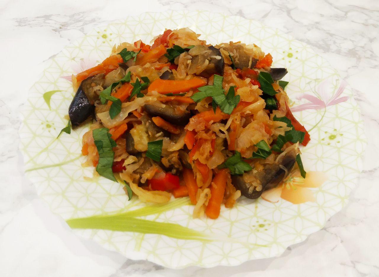 Капуста тушеная с баклажанами и овощами