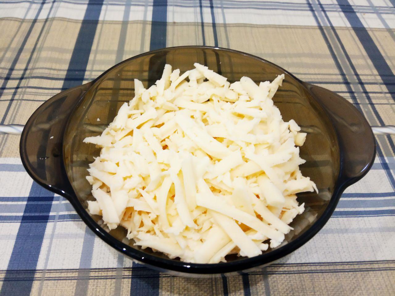 Котлеты из картофельного пюре, ветчины и сыра, просто и вкусно: Твердый сыр натираем на крупной терке.