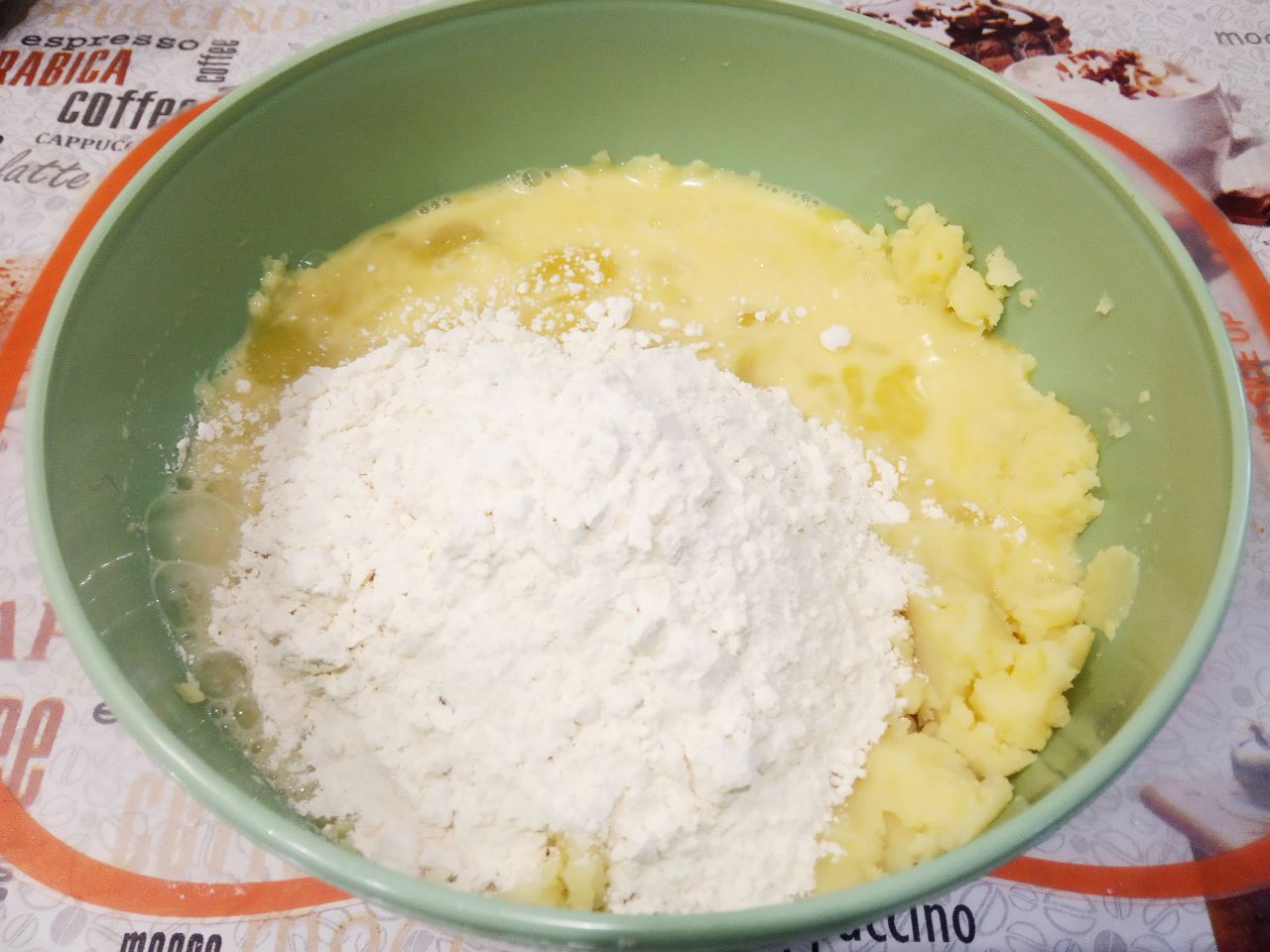 Картофельные пирожки с начинкой из куриного филе и лука: В картофельное пюре добавляем размешанные яйца, муку, соль и перец по вкусу. Тщательно массу размешиваем.