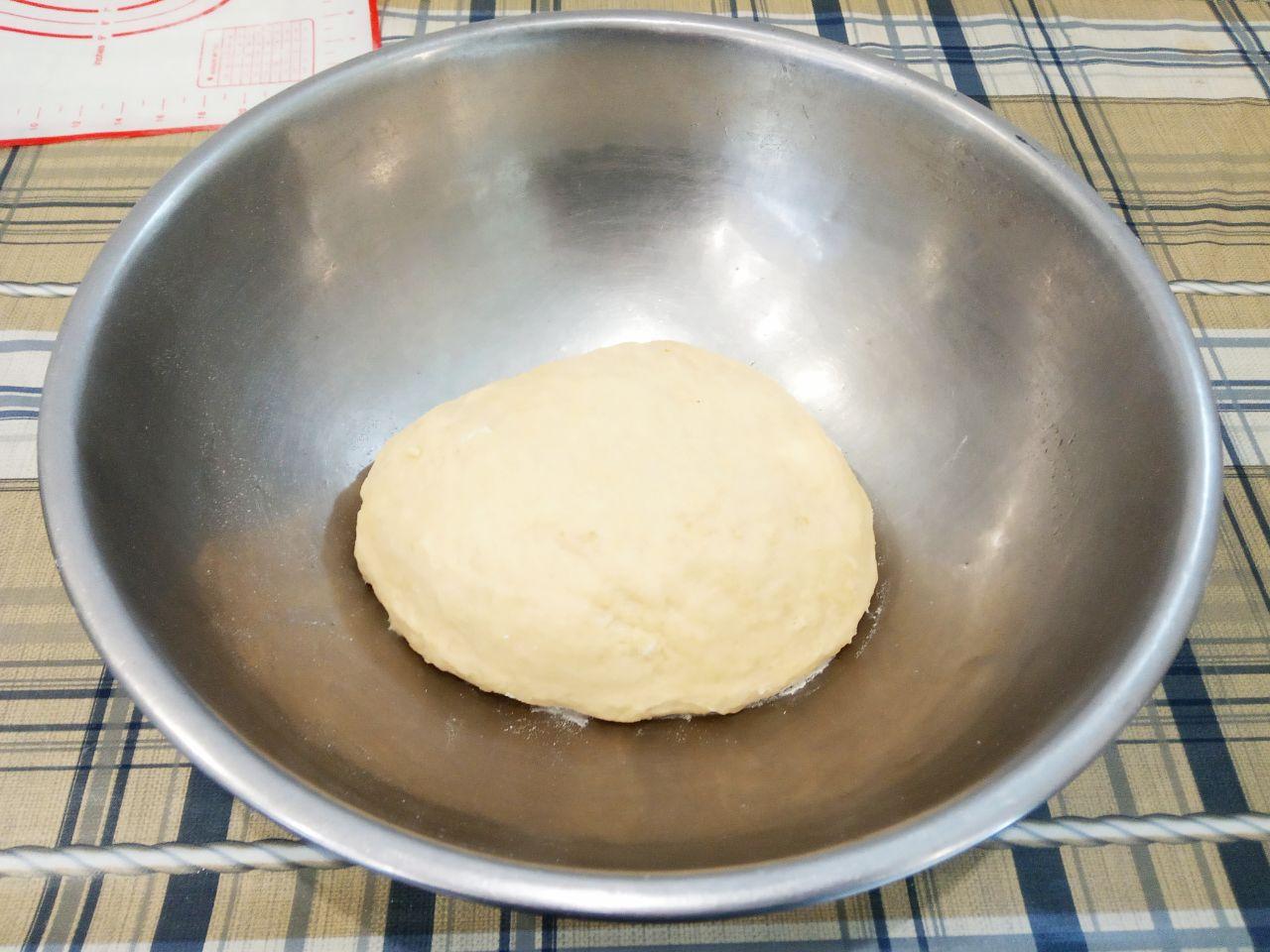 Пирог из дрожжевого теста с шоколадной крошкой: Миску смазываем растительным маслом и кладем тесто. Накрываем тесто и ставим в теплое место для подъема.