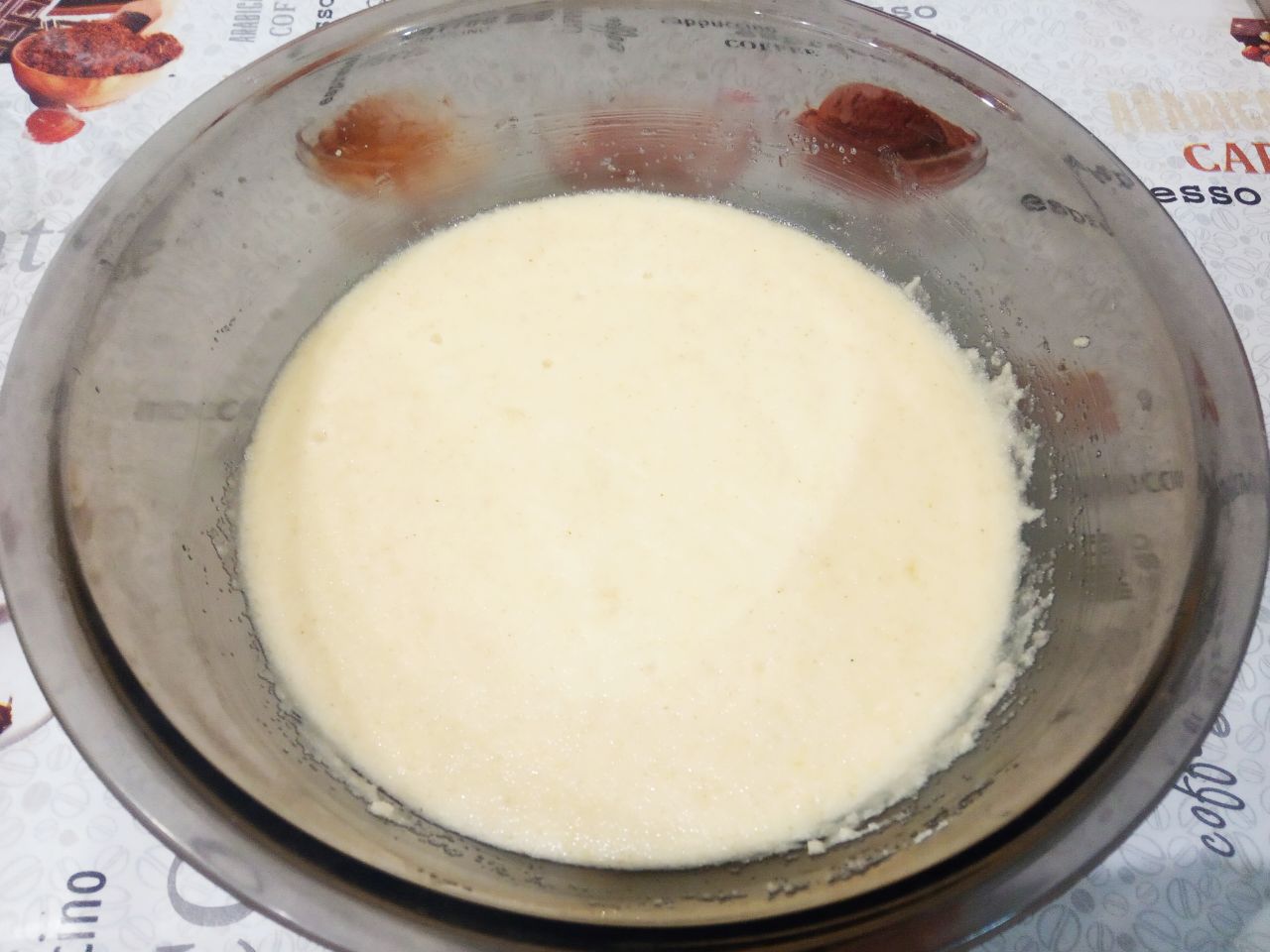 Домашнее печенье из манной крупы, просто и вкусно: Формуем шарики из манного теста, обваливаем в сахарной пудре с манной крупой и укладываем на противень.