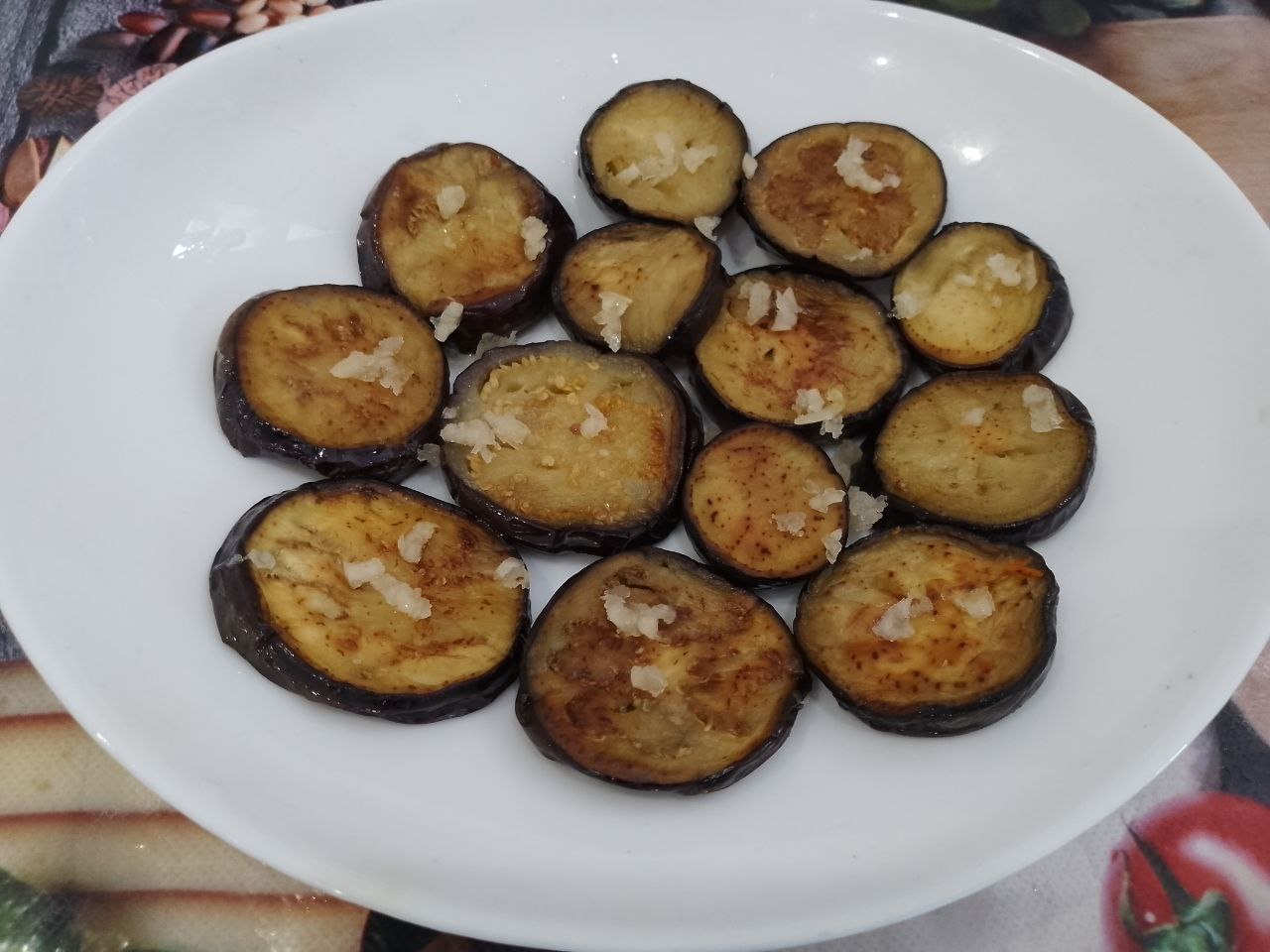 Баклажаны по-кубански, вкусные и аппетитные: Равномерно распределяем чеснок.