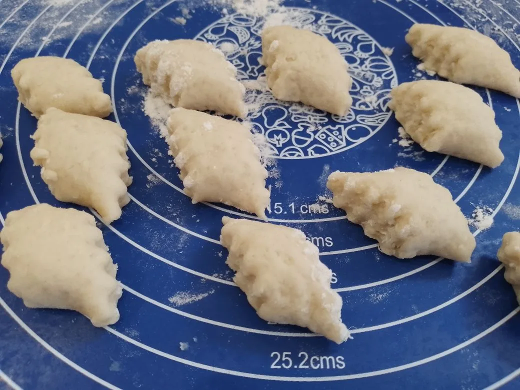 Простой рецепт печенья с кокосовой стружкой, без яиц: Рулет разрезаем на полоски 1,5-2 см.