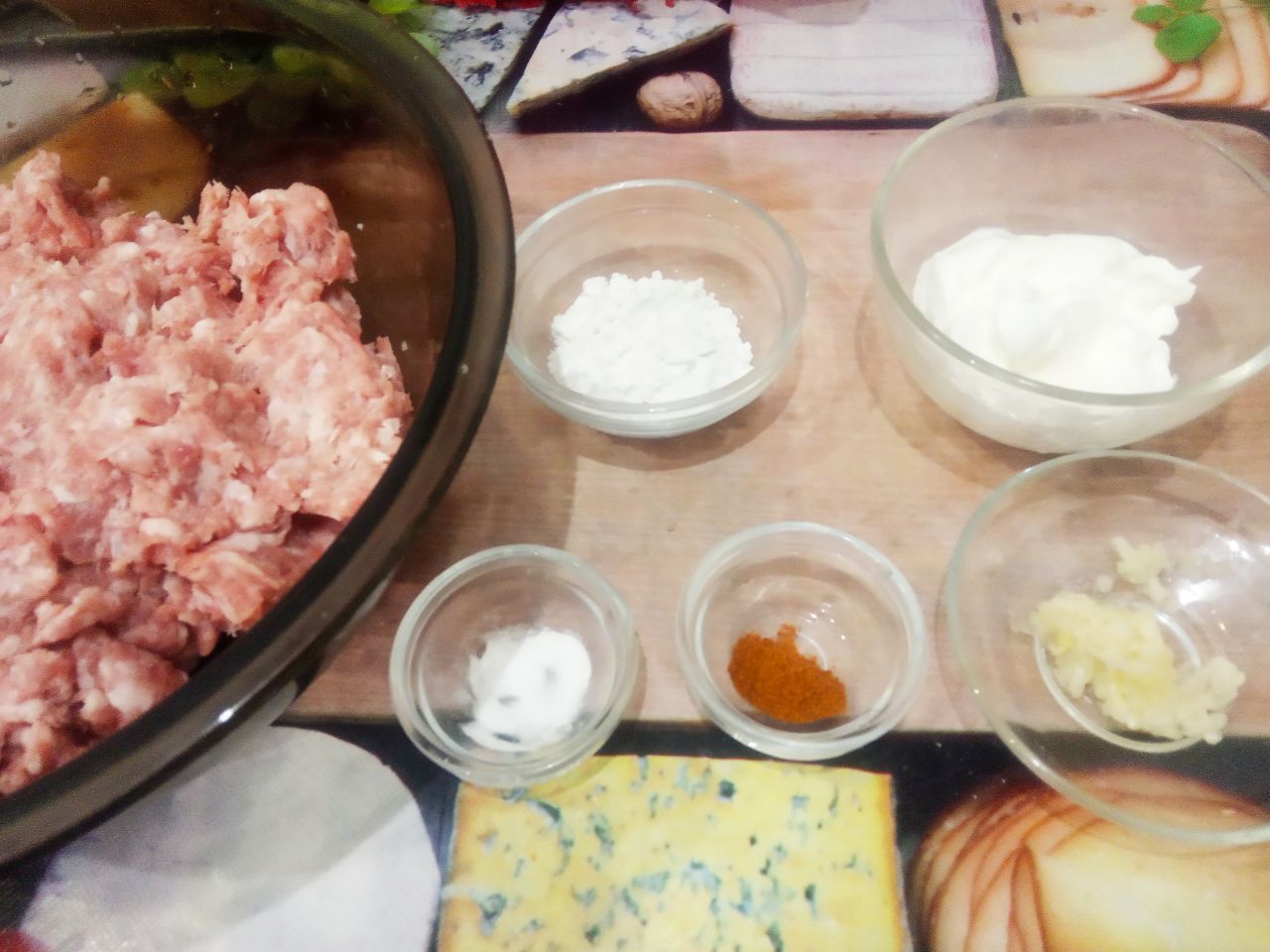 Мясные колбаски, жареные на сковороде, вкусные и аппетитные