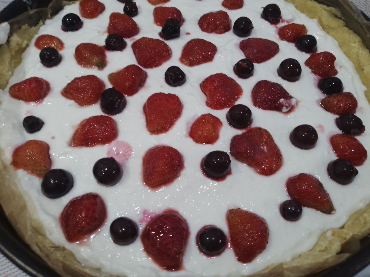 Пирог из песочной крошки, с творожной начинкой и замороженными ягодами: На творожную начинку выкладываем замороженные ягоды.