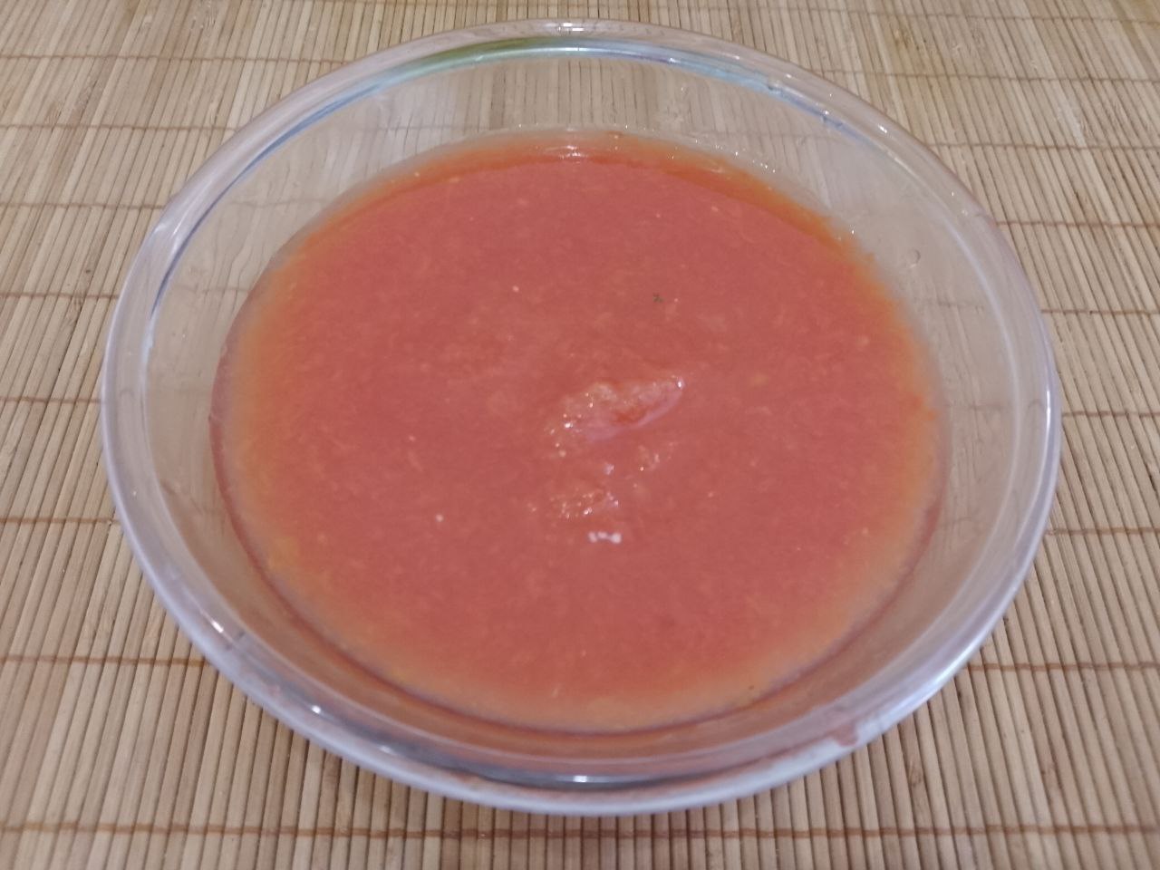 Салат из жареных баклажанов, помидоров, перца, чеснока и зелени, вкусный и аппетитный: Помидоры промываем водой и провариваем в кипятке. Затем помидоры протираем через сито и солим по вкусу.