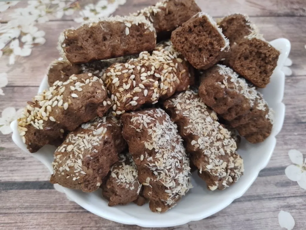 Шоколадное песочное печенье с кунжутом и кокосовой стружкой