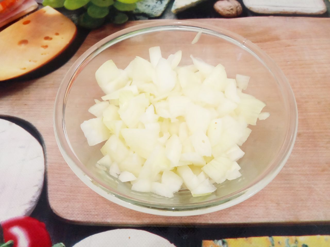 Тушеные баклажаны с овощами и филе: Лук очищаем, промываем и нарезаем полукольцами или по своему усмотрению.